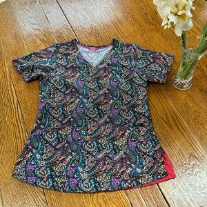Vera Bradley Scrubs top. V-Neck pullover style. Size XS. Paisley print.